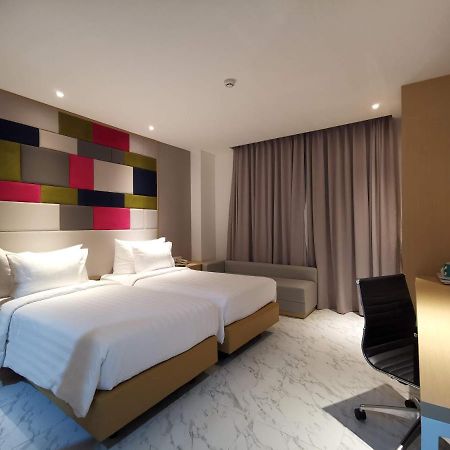 Palm Park Hotel Surabaya Esterno foto