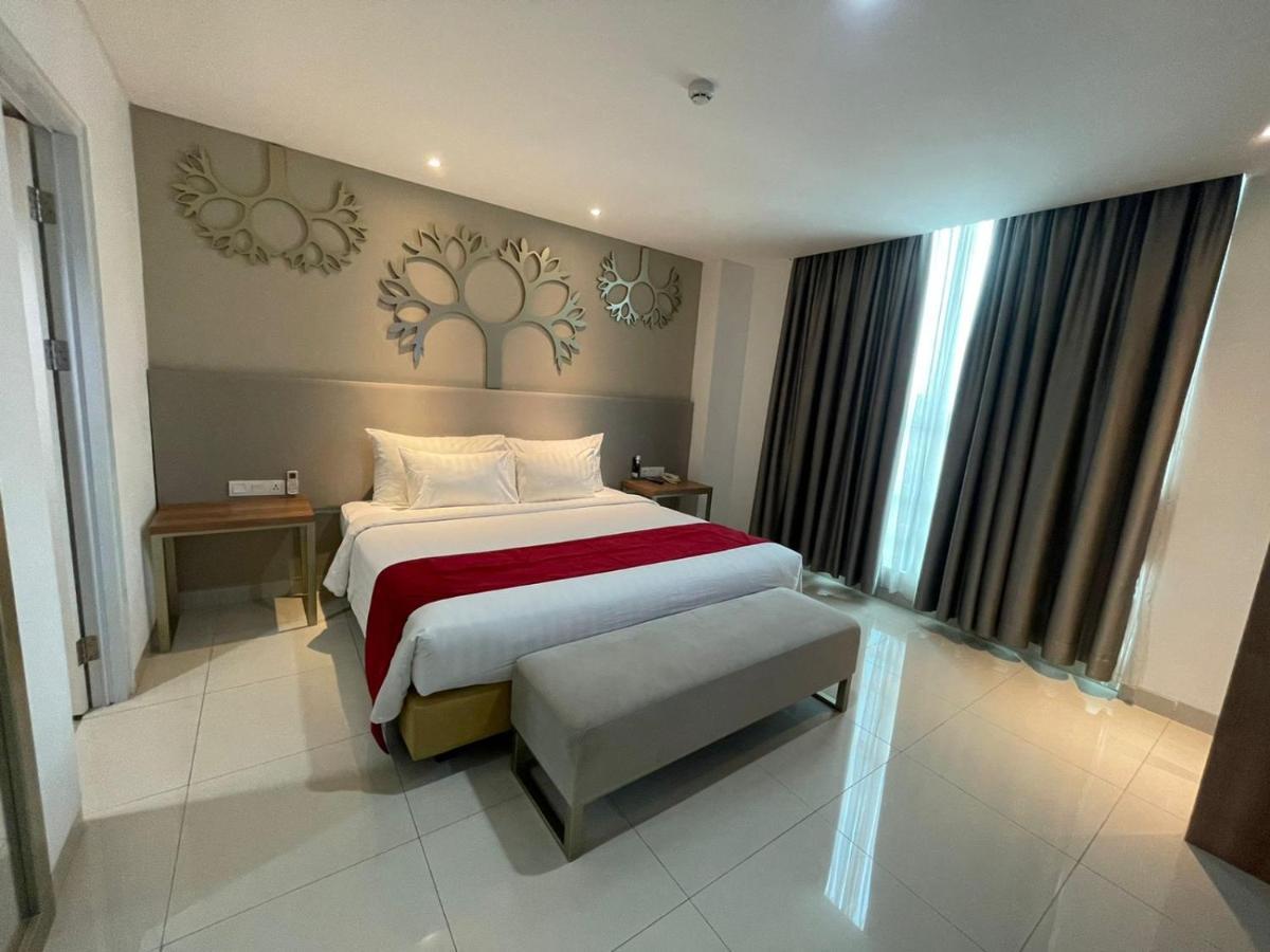 Palm Park Hotel Surabaya Esterno foto