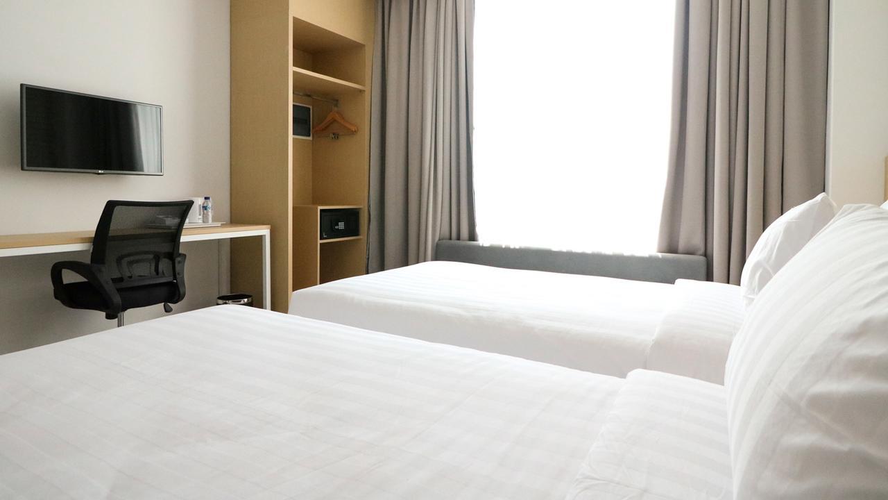 Palm Park Hotel Surabaya Esterno foto