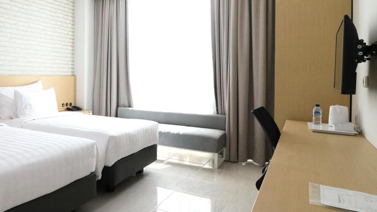 Palm Park Hotel Surabaya Esterno foto