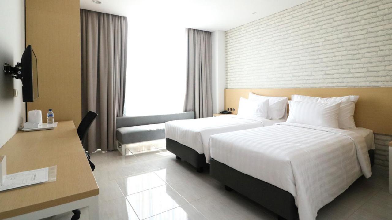 Palm Park Hotel Surabaya Esterno foto