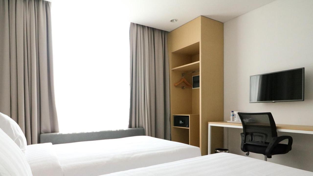 Palm Park Hotel Surabaya Esterno foto
