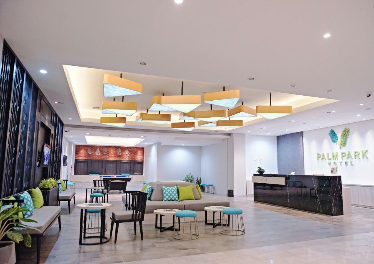 Palm Park Hotel Surabaya Esterno foto